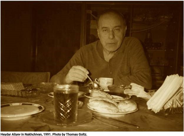 Mushukini burchakka ishqalab